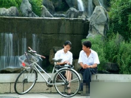 Tình yêu bình dị, hiếm thấy hình ảnh nam nữ thân mật nơi công cộng nào xuất hiện ở Bắc Triều Tiên
